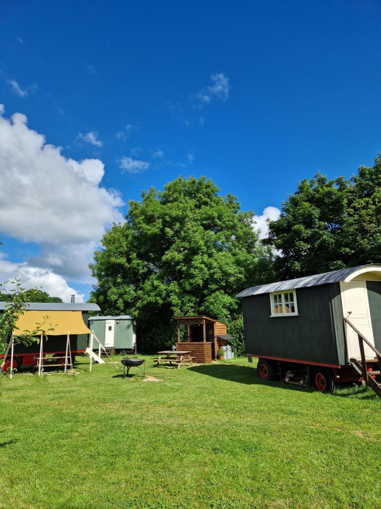 The Delkin Shepherds Huts Castle Combe Exterior photo