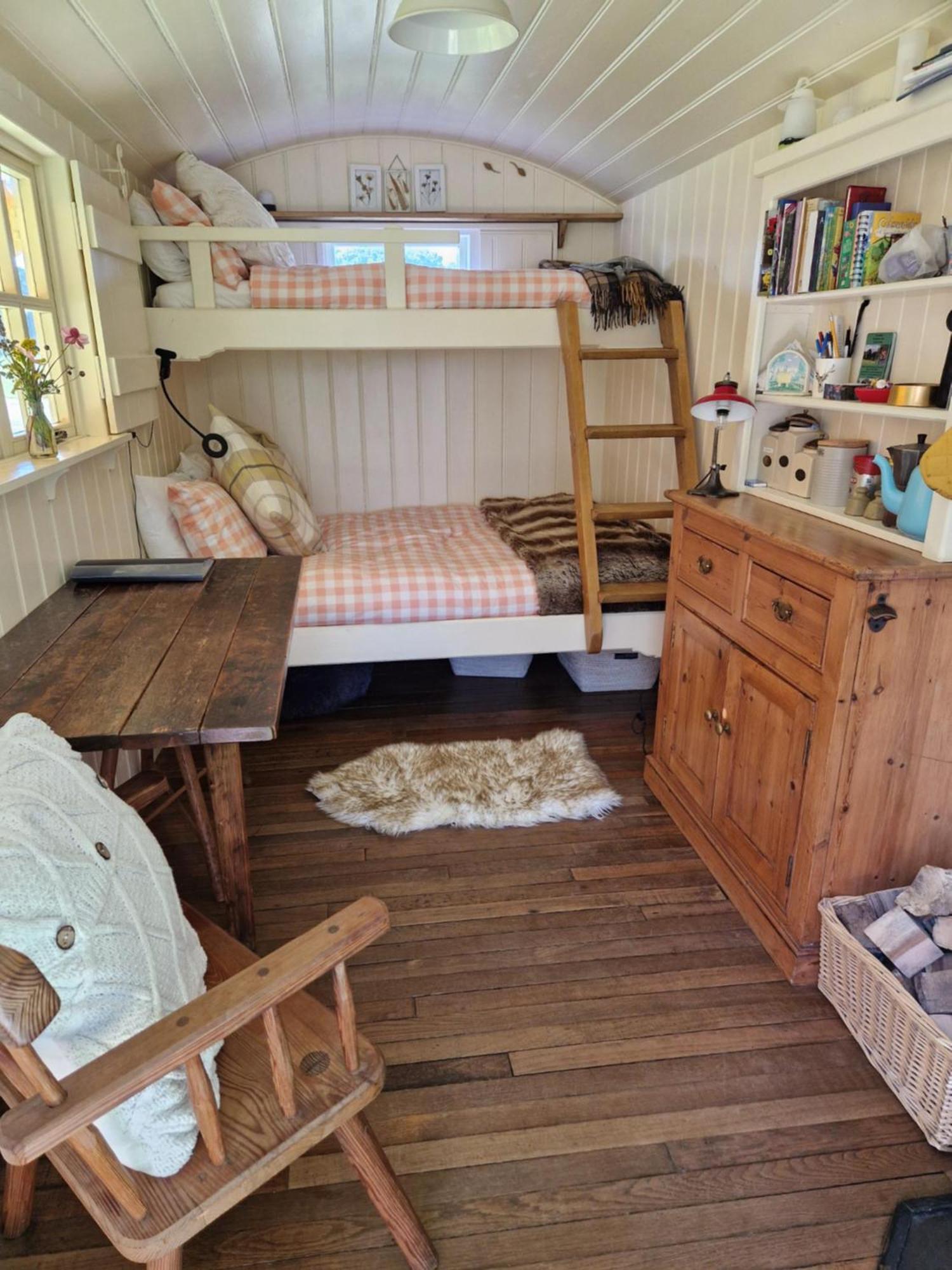 The Delkin Shepherds Huts Castle Combe Exterior photo